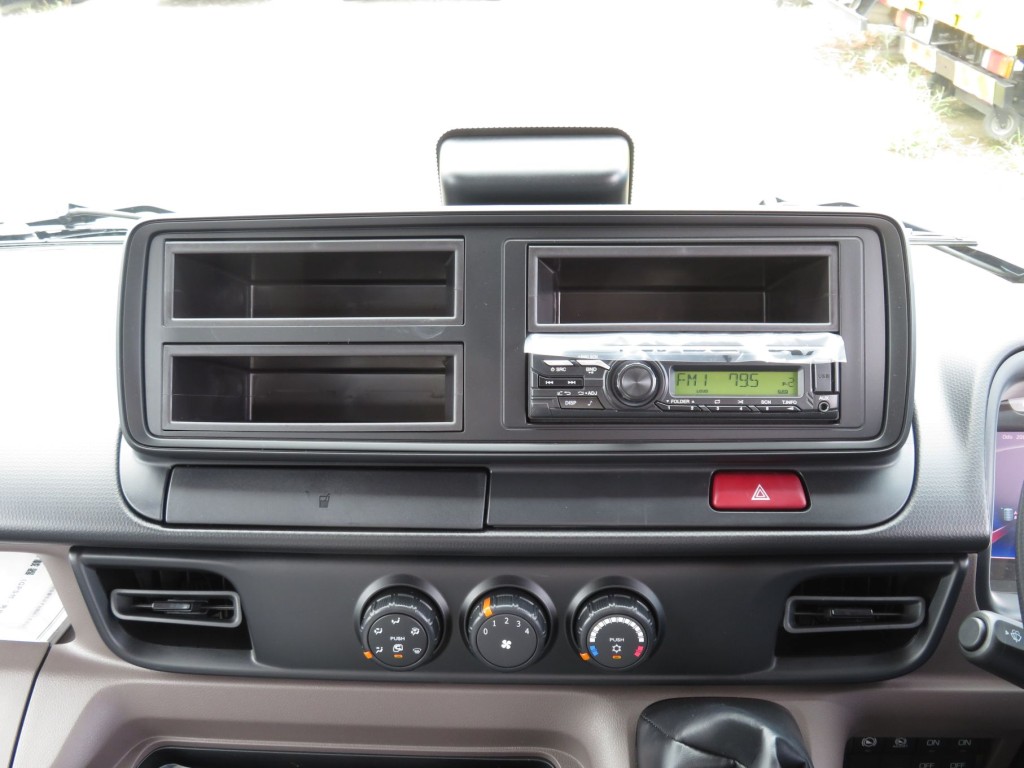 インパネ周りの状態です。|三菱 キャンター 2RG-FBAV0(2WD)の写真13