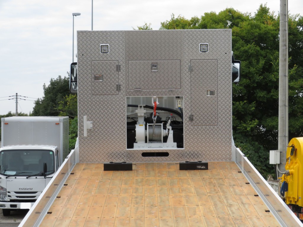 ウインチ付きです。(前立てに物入れ加工がされています)|三菱 スーパーグレート 2PG-FS84VZの写真9