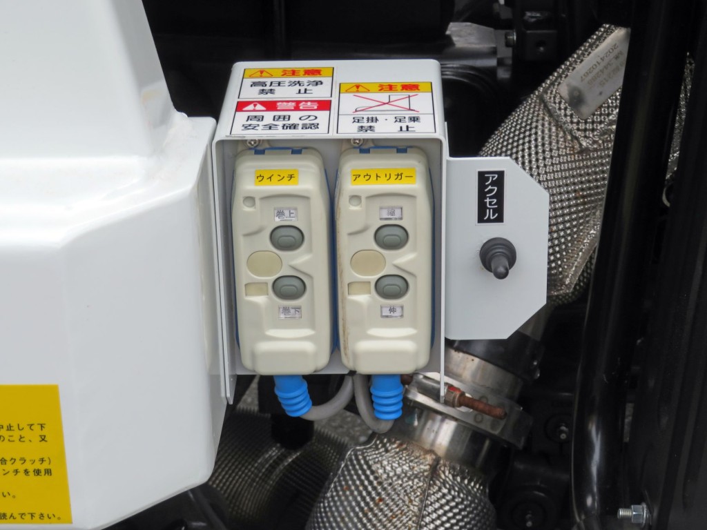 ウインチ・アウトリガーの操作スイッチです。|三菱 スーパーグレート 2PG-FS84VZの写真14