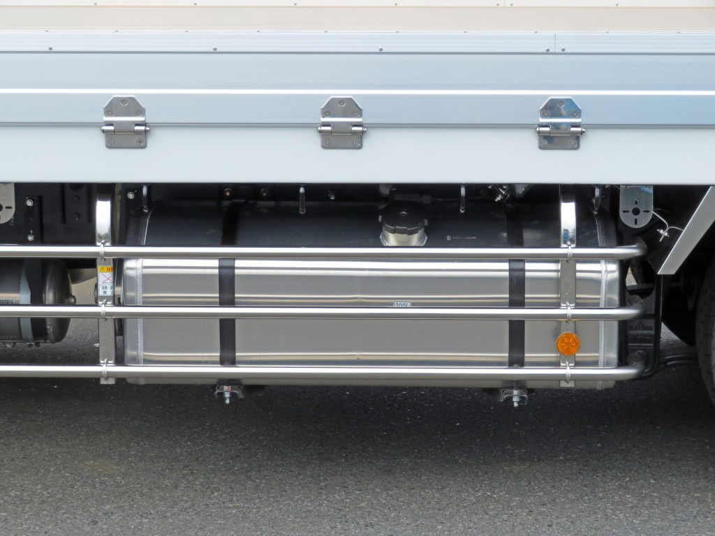 燃料タンクは300Lです。|三菱 スーパーグレート 2PG-FS84VZの写真15