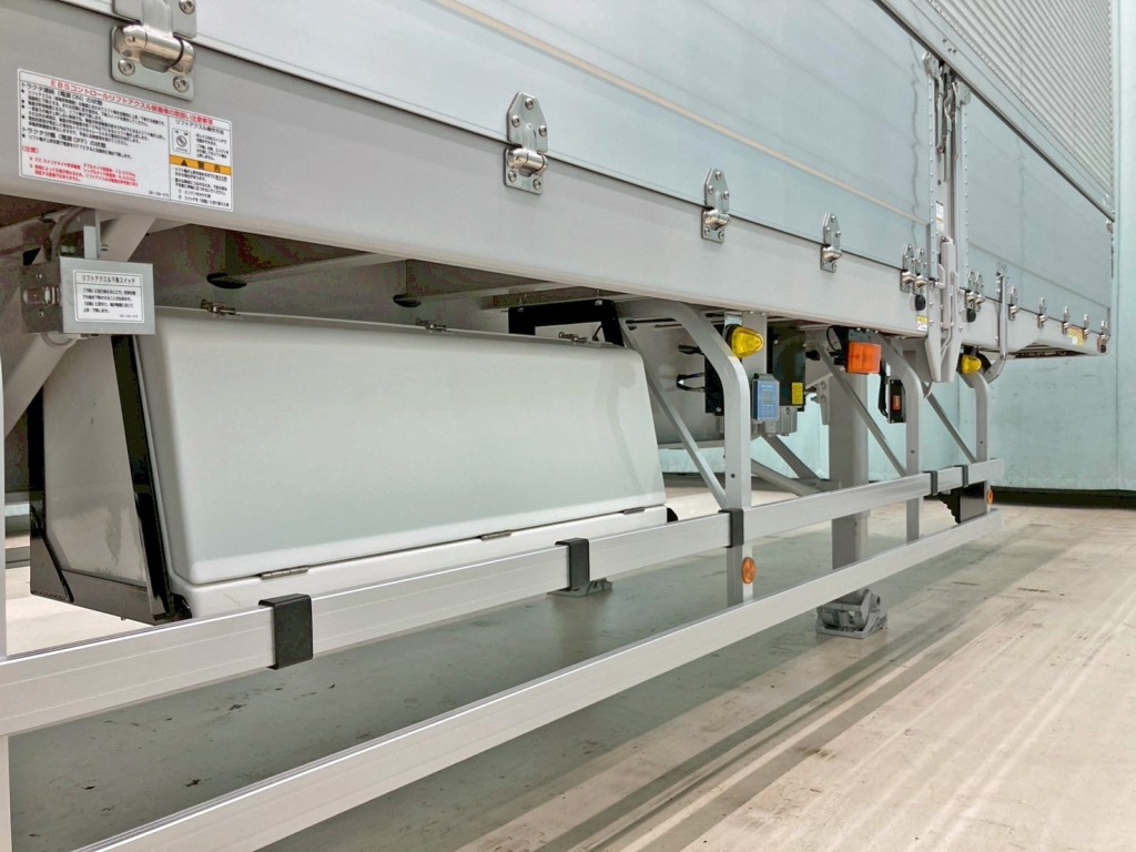 ボディー運転席側中央部に工具箱が付いています。|トレクス PFB34118の写真16