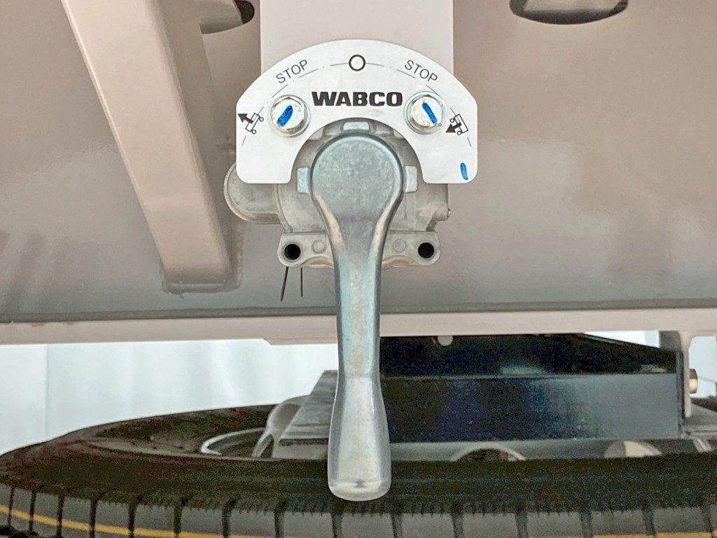 エアサスの昇降レバーです。|トレクス PFB34118の写真19