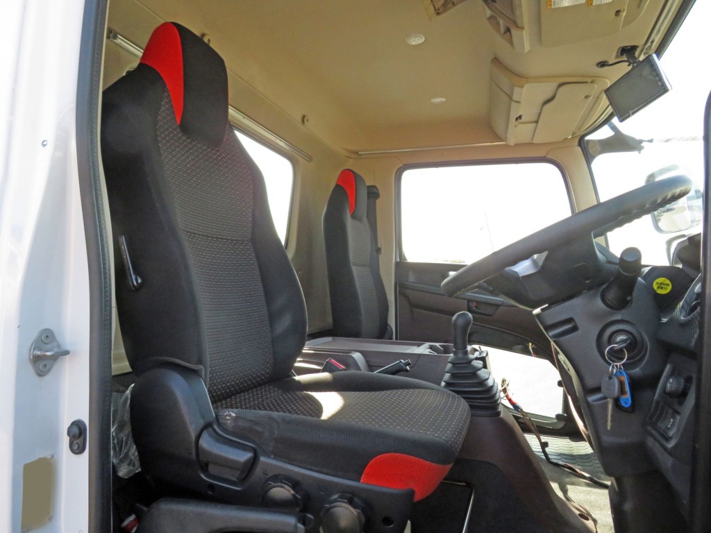 運転席座面にヘタリ・破れがあります。|日野 レンジャー 2KG-FJ2ABAの写真6