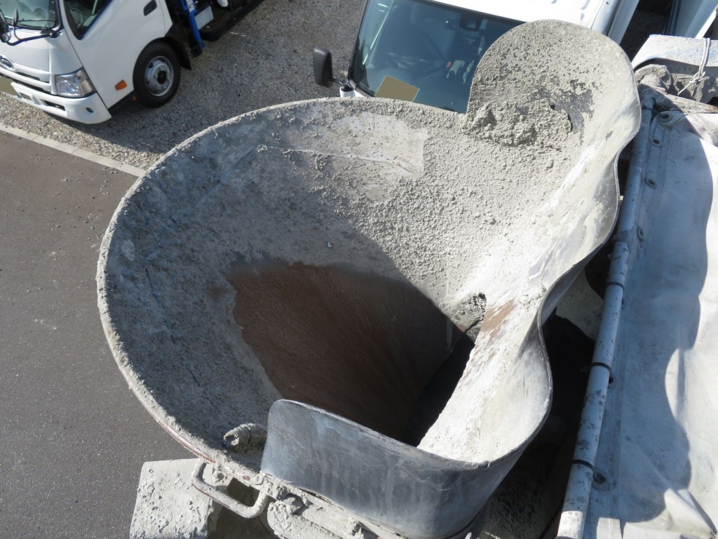 ホッパーカバーを開いた状態です。（投入口にコンクリが付着しています）|日野 レンジャー 2KG-FJ2ABAの写真8