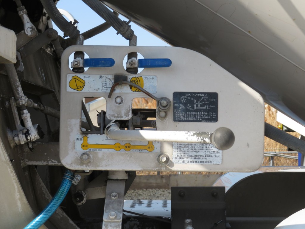 上物の操作レバーです。|日野 レンジャー 2KG-FJ2ABAの写真13