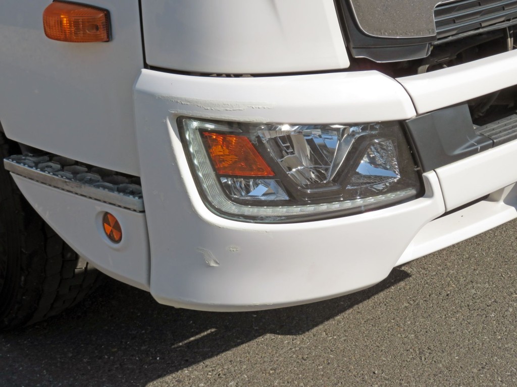 フロントバンパー運転席側にキズ及び補修塗装箇所があります。|日野 レンジャー 2KG-FJ2ABAの写真30