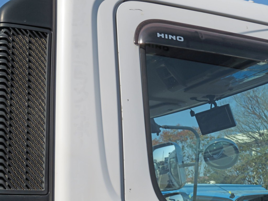 運転席ドアの窓枠部付近に細かいキズ、クォーターパネルに看板日焼け跡があります。|日野 レンジャー 2KG-FJ2ABAの写真32