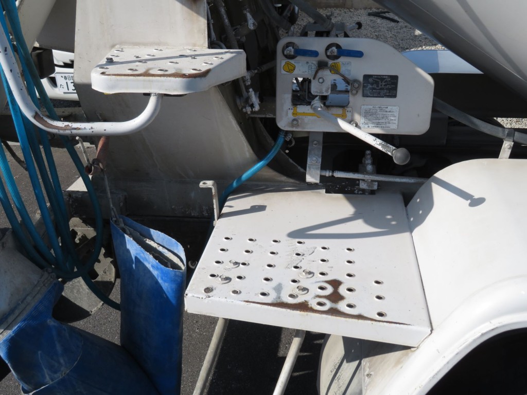 後方のステップにサビがあります。|日野 レンジャー 2KG-FJ2ABAの写真36