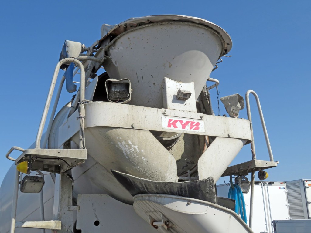 ホッパー周辺にコンクリが付着しています。|日野 レンジャー 2KG-FJ2ABAの写真44