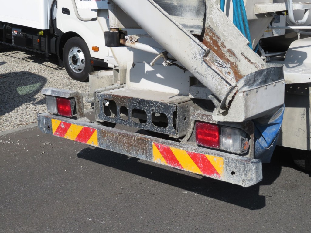 リア廻りにコンクリが付着しています。|日野 レンジャー 2KG-FJ2ABAの写真45