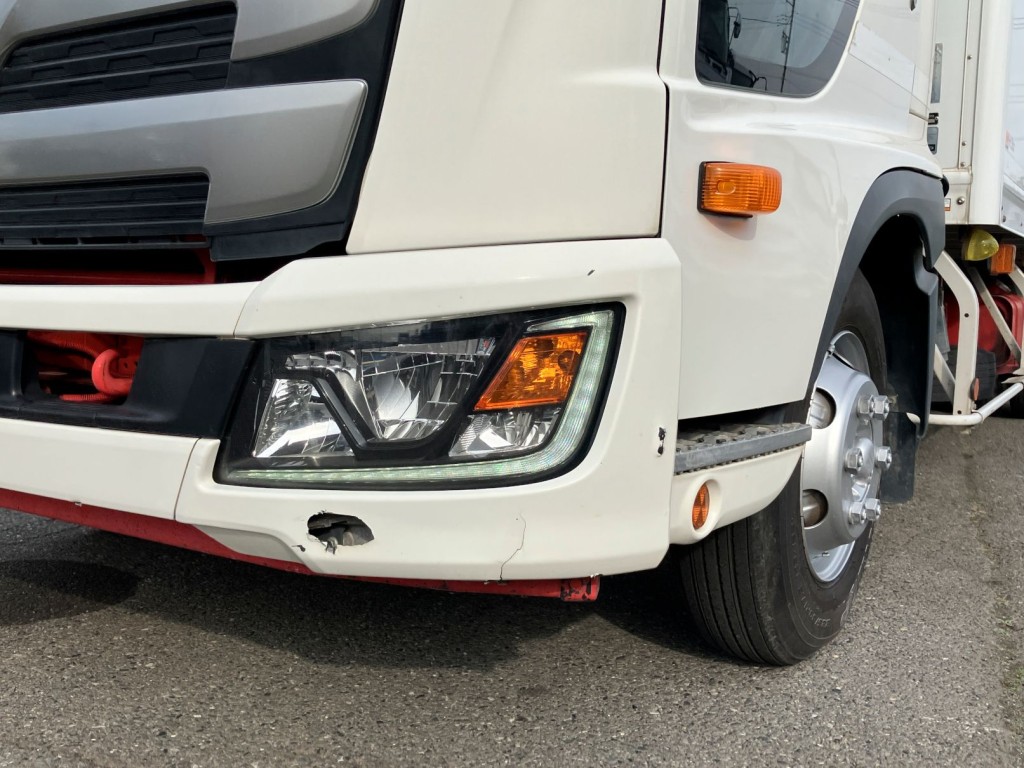 フロントバンパーの助手席側に割れがあります。|日野 レンジャー 2KG-FC2ABG(2WD)の写真33