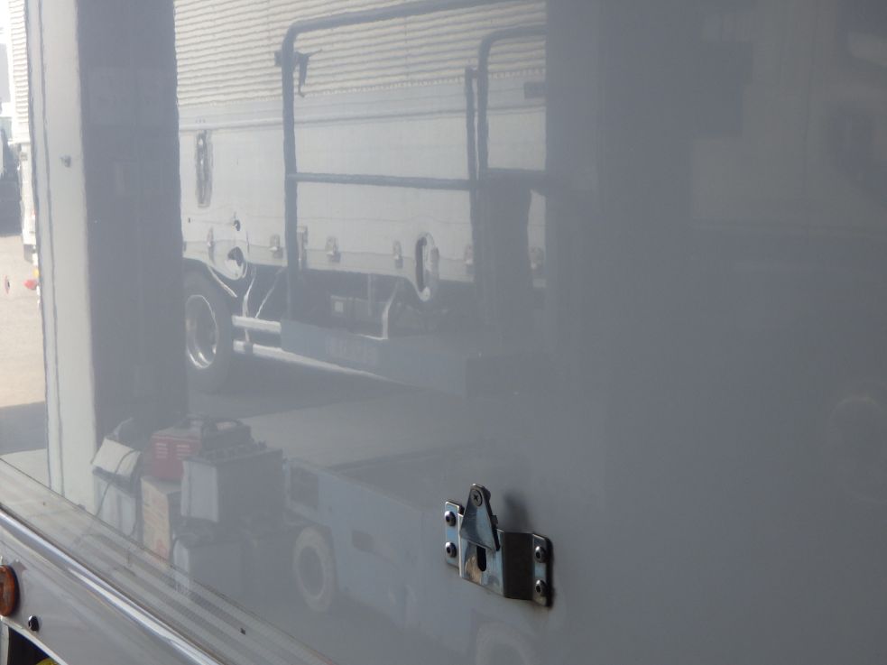 ボディーの運転席側にヘコミがあります。（助手席側にもあります）|日野 レンジャー 2KG-FC2ABG(2WD)の写真36