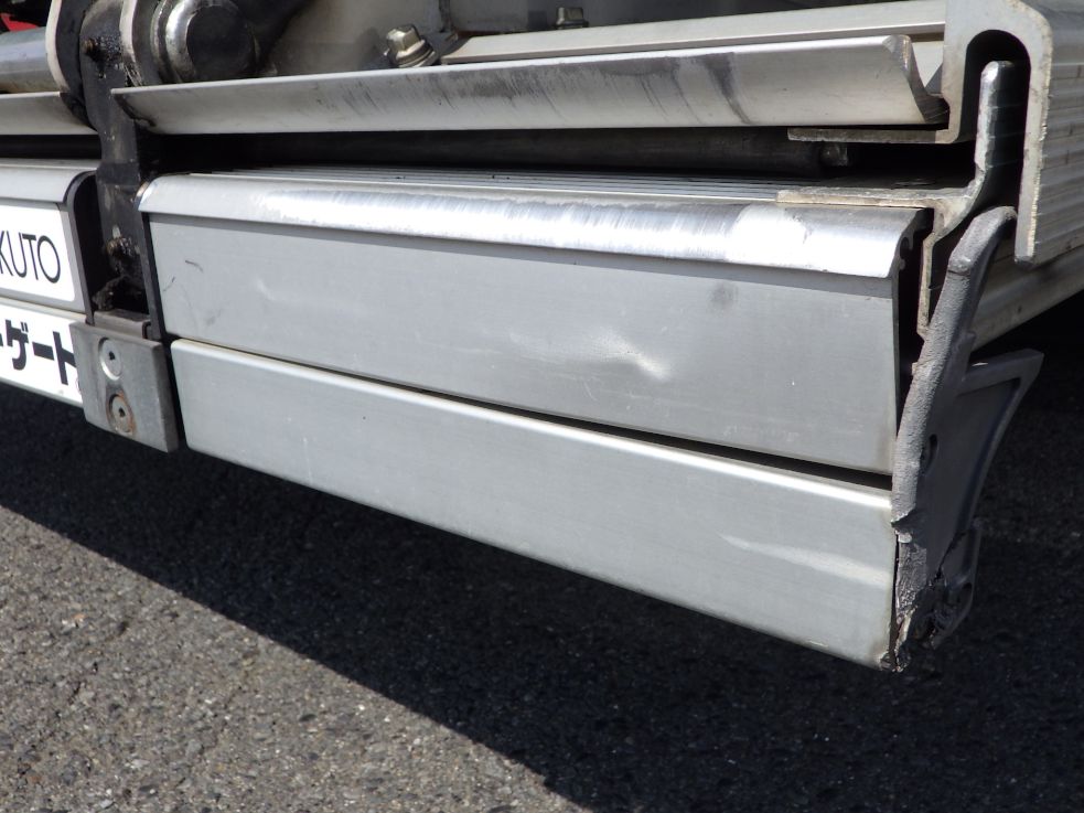 ゲートの運転席側にキズ・ヘコミがあります。|日野 レンジャー 2KG-FC2ABG(2WD)の写真50