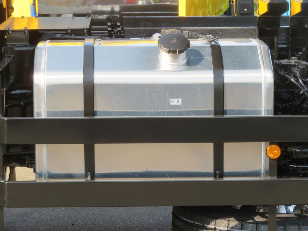 燃料タンクは300Lです。（アルミ製です）|三菱 スーパーグレート 2PG-FV80HYの写真21