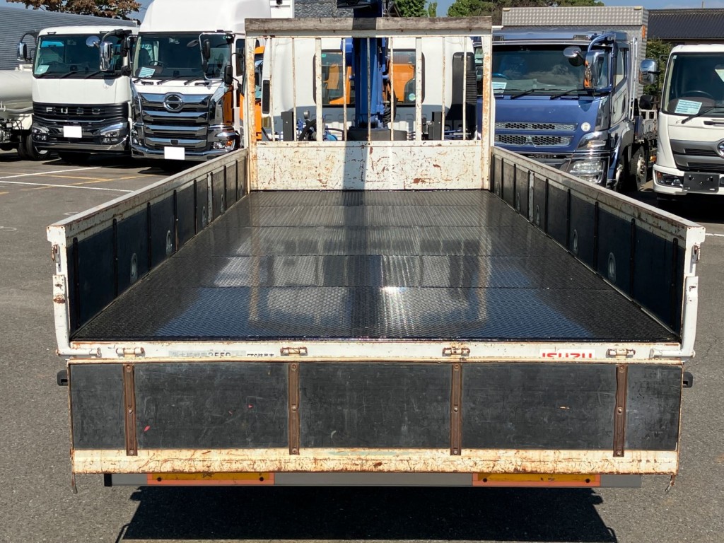 床は縞鉄板張りです。|いすゞ フォワード PKG-FRR90S1(2WD)の写真10