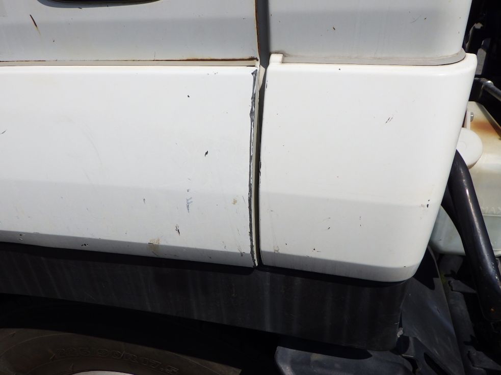 助手席側フェンダーにキズがあります。（運転席側にもあります）|いすゞ フォワード PKG-FRR90S1(2WD)の写真25