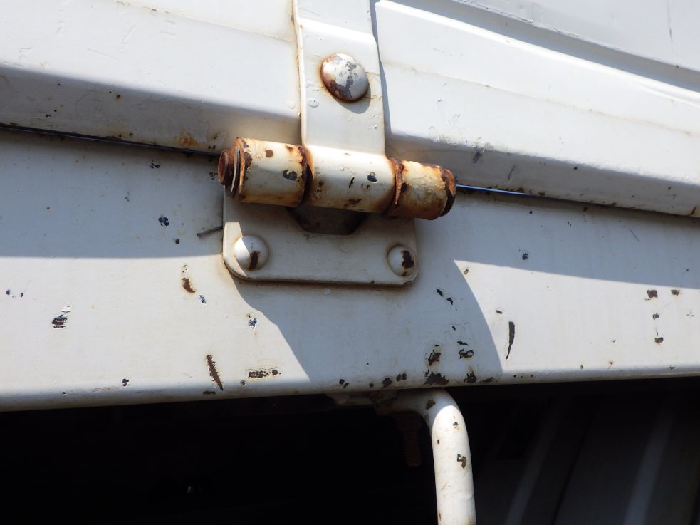 左右のサイドレールにキズ・サビがあります。|いすゞ フォワード PKG-FRR90S1(2WD)の写真37