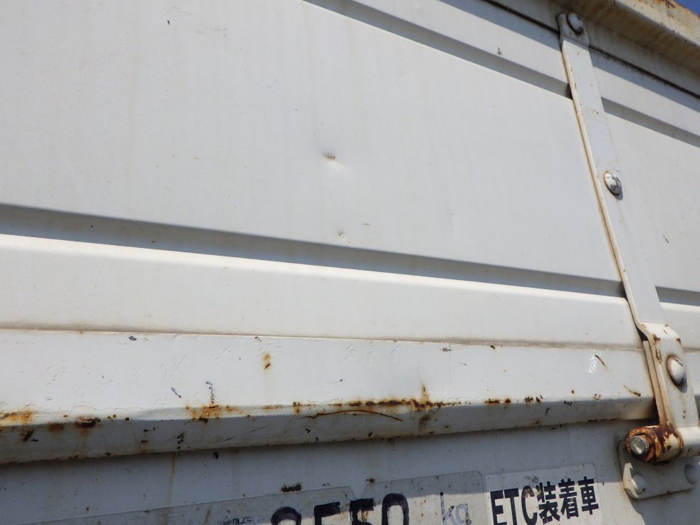 リヤ周りにキズ・サビ・ヘコミがあります。|いすゞ フォワード PKG-FRR90S1(2WD)の写真48