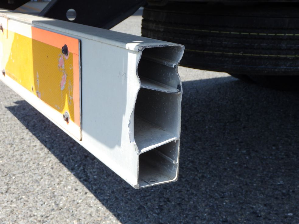 リヤバンパーの運転席側にカバーの欠損があります。|いすゞ フォワード PKG-FRR90S1(2WD)の写真50