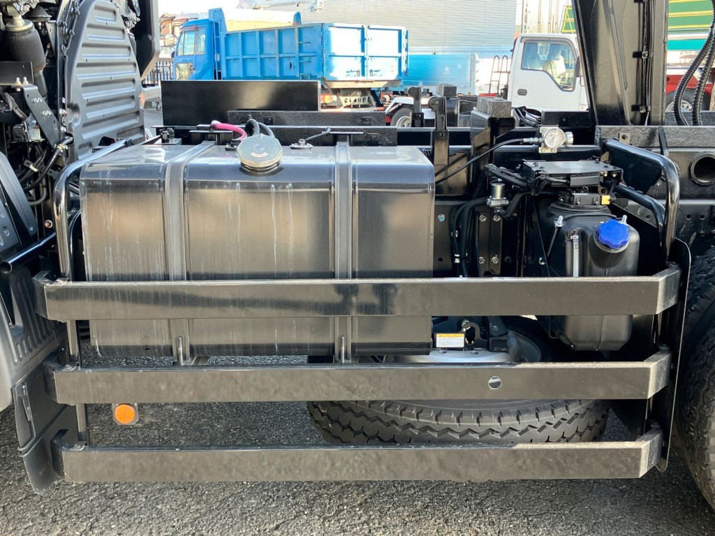 燃料タンクは300L・鉄製です。|日野 プロフィア 2DG-FS1AGEの写真18