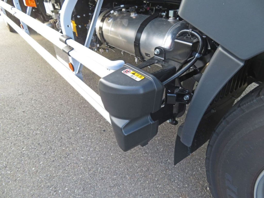 左右のセンサーはサイドバンパーより外側に出ています。|日野 レンジャー 2KG-FE2ACGの写真11