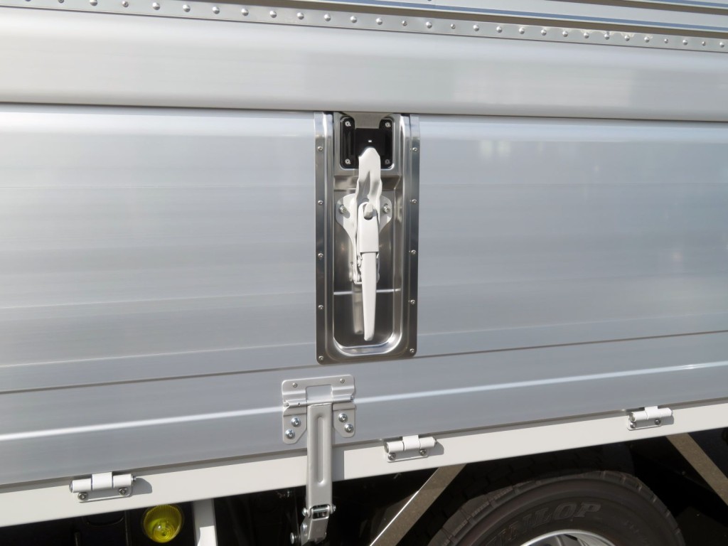 ウイングロック周りはステンレス製です。|日野 レンジャー 2KG-FE2ACGの写真13