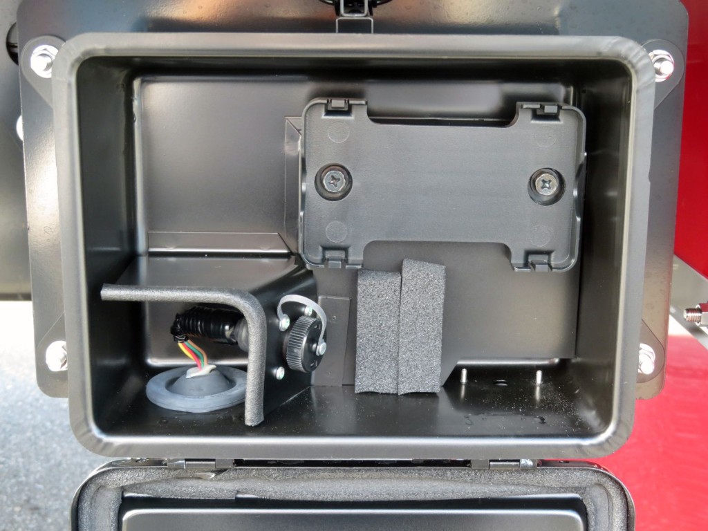 荷台後方にエアサスのコントローラーが取付箇所があります。|日野 レンジャー 2KG-FE2ACGの写真16