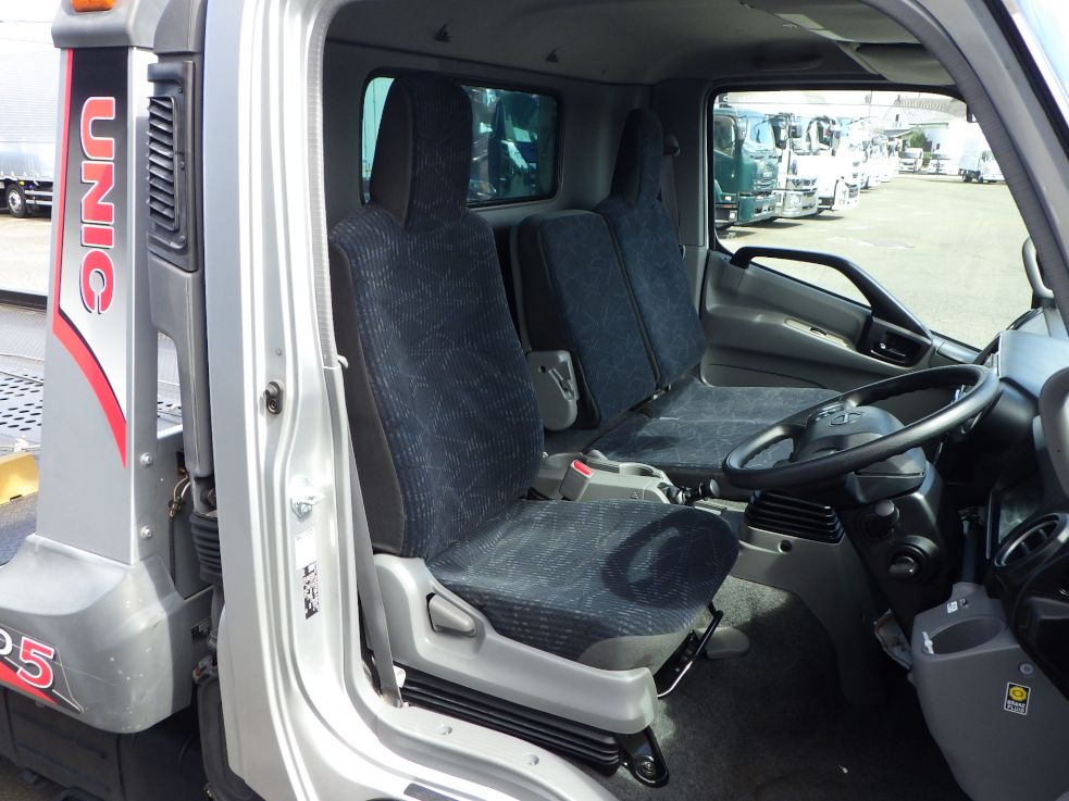 乗車定員は3名です。|日野 デュトロ 2KG-XZU722M(2WD)の写真6