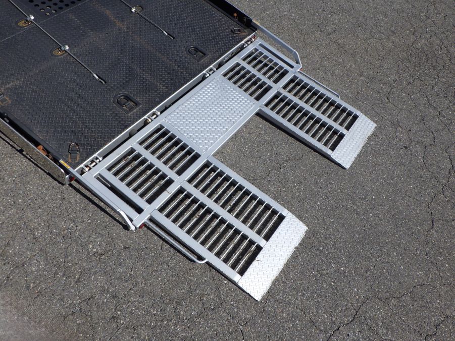 歩み板の状態です。(手動式です)|日野 デュトロ 2KG-XZU722M(2WD)の写真13