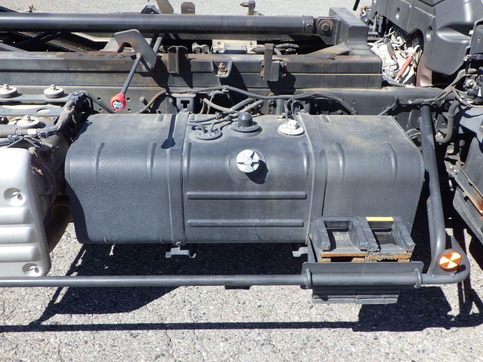 燃料タンクは100Lです。|日野 デュトロ 2KG-XZU722M(2WD)の写真18