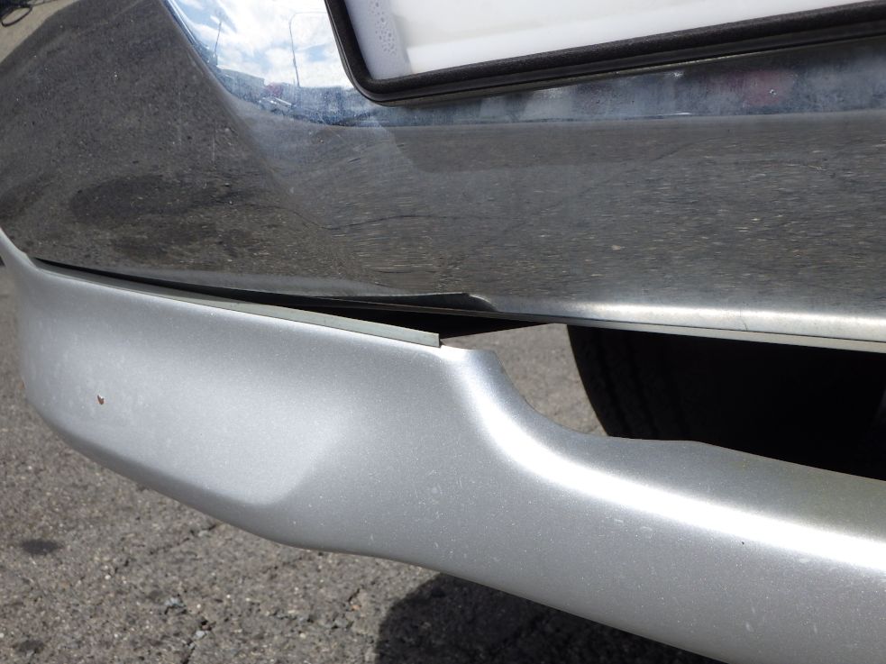 フロントバンパーにキズ・ヘコミがあります。|日野 デュトロ 2KG-XZU722M(2WD)の写真29