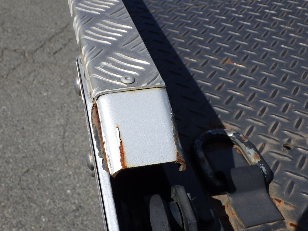 助手席側歩み板ロック部にキズ・サビ・ヘコミがあります。|日野 デュトロ 2KG-XZU722M(2WD)の写真32