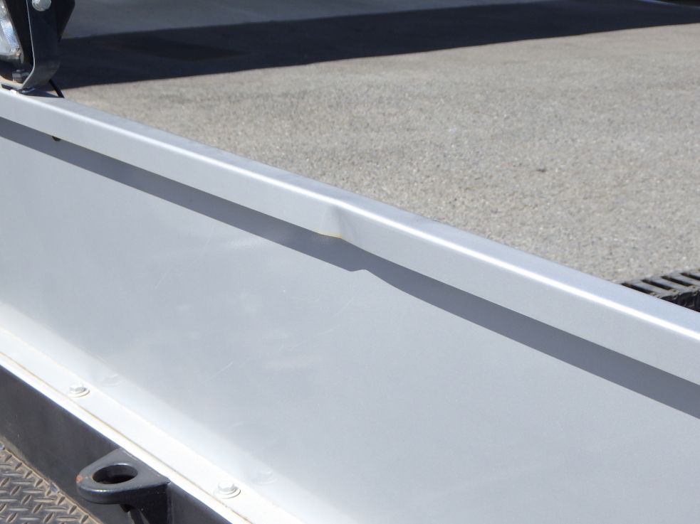 プロテクターにヘコミがあります。|日野 デュトロ 2KG-XZU722M(2WD)の写真35