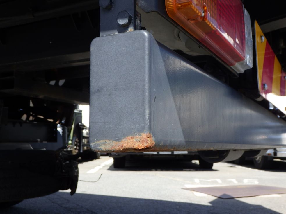 リヤバンパーの両サイドにサビがあります。|日野 デュトロ 2KG-XZU722M(2WD)の写真41