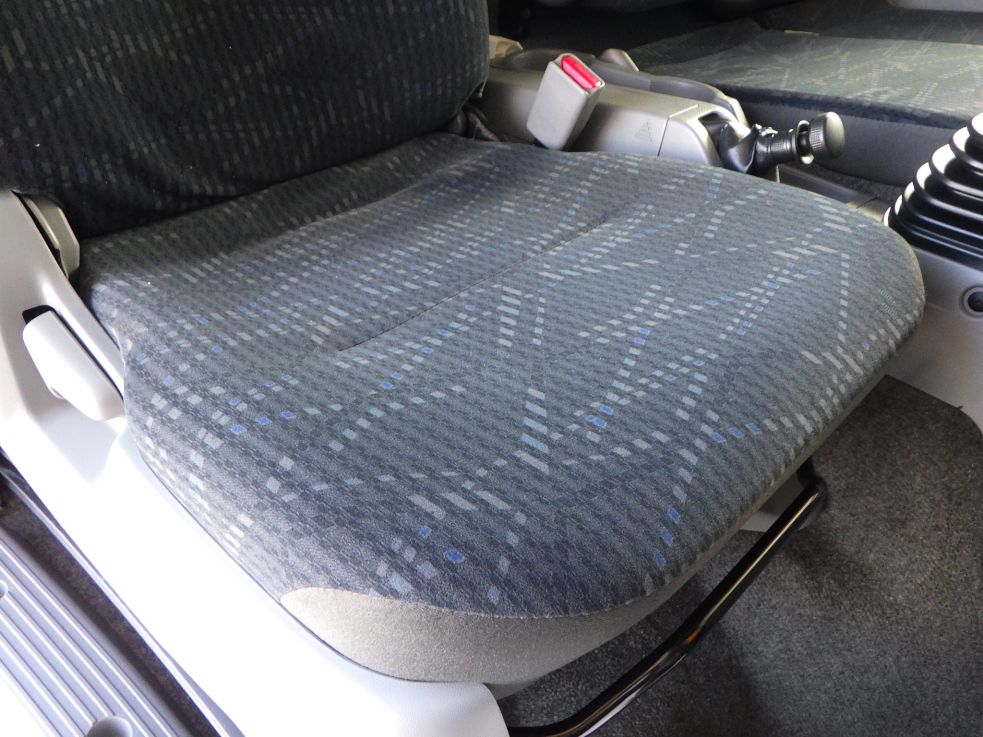 運転席座面にヘタリがあります。|日野 デュトロ 2KG-XZU722M(2WD)の写真42