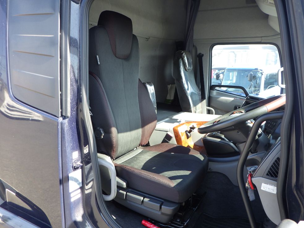 乗車定員は2名です。|UDトラックス クオン 2PG-CD5CAの写真6