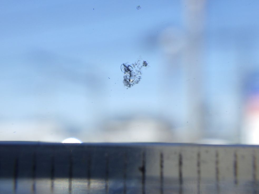 フロントガラスに飛び石キズがあります。|UDトラックス クオン 2PG-CD5CAの写真12