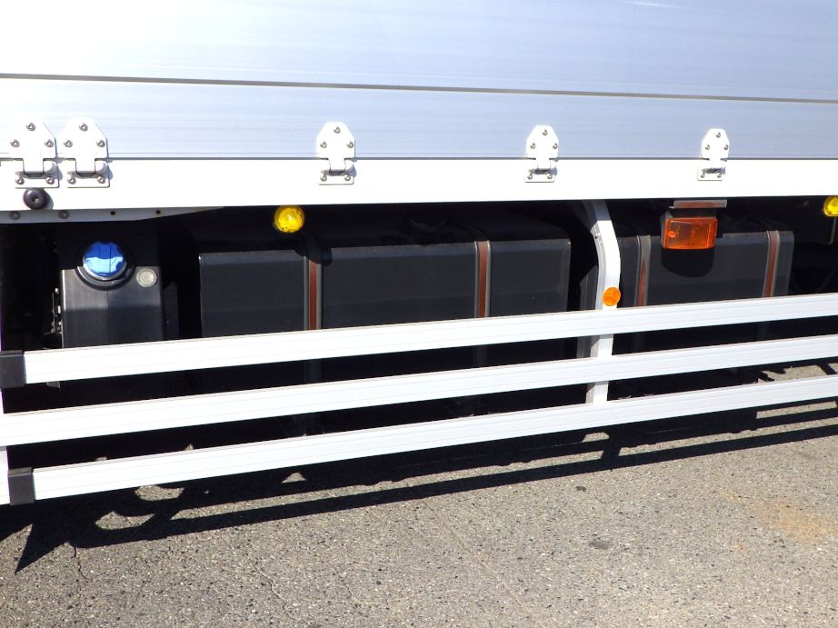 燃料タンクは300LX200Lです。|UDトラックス クオン 2PG-CD5CAの写真14