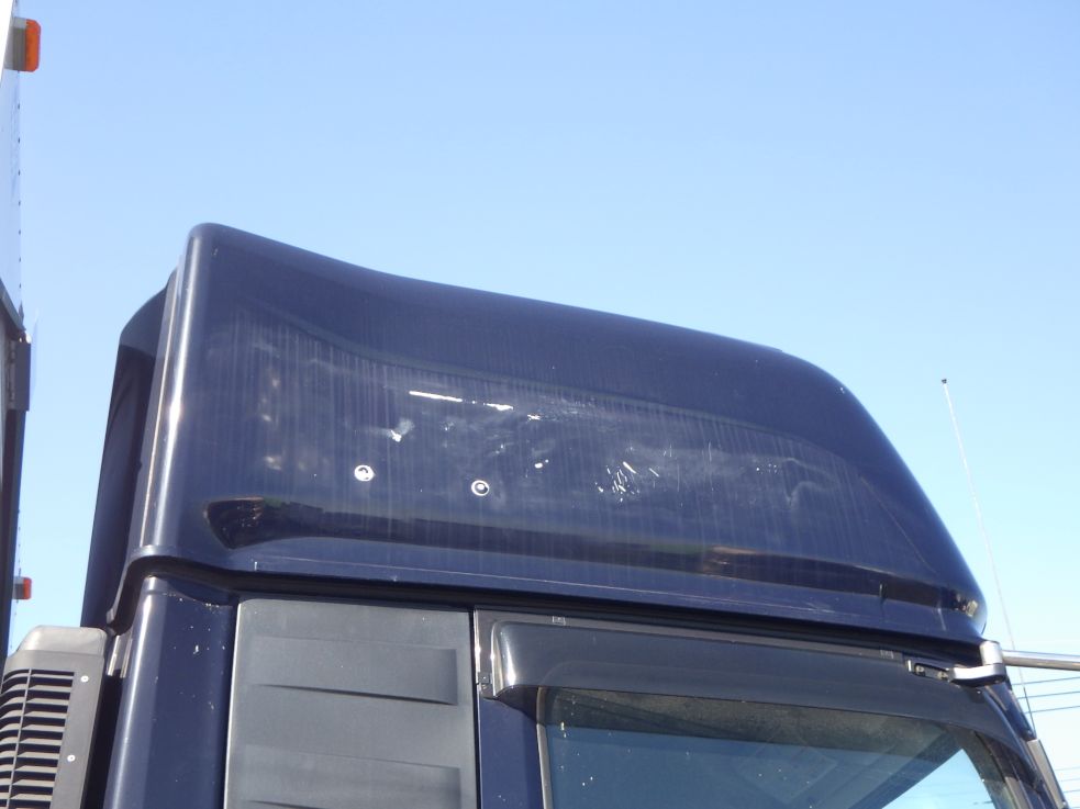ルーフの両サイドにキズがあります。|UDトラックス クオン 2PG-CD5CAの写真24