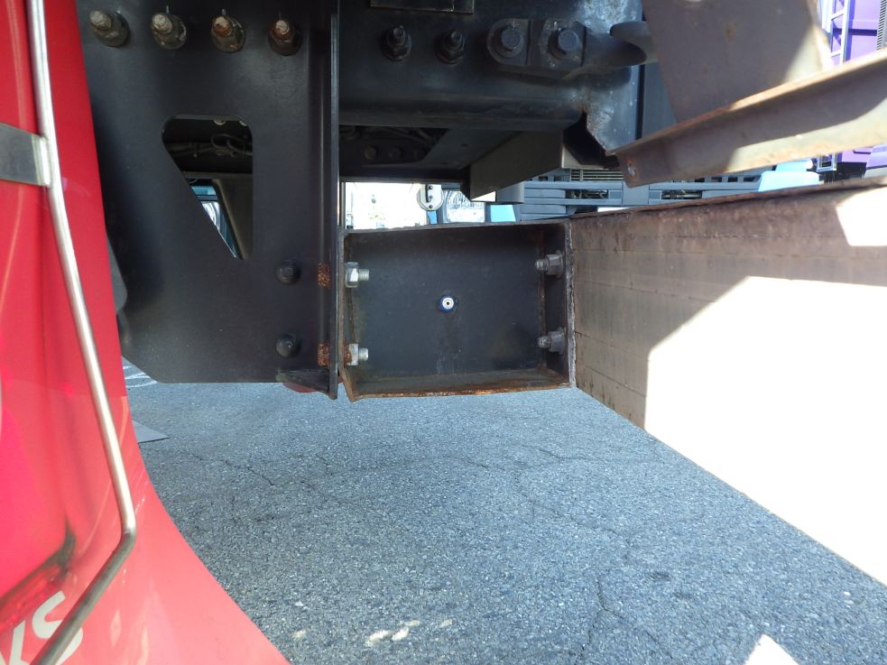 助手席側リヤバンパースペーサーに傾きがあります。|UDトラックス クオン 2PG-CD5CAの写真29