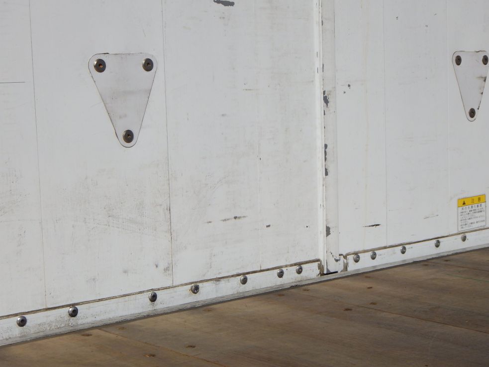 リヤ扉裏側にキズ・ヘコミがあります。|UDトラックス クオン 2PG-CD5CAの写真33