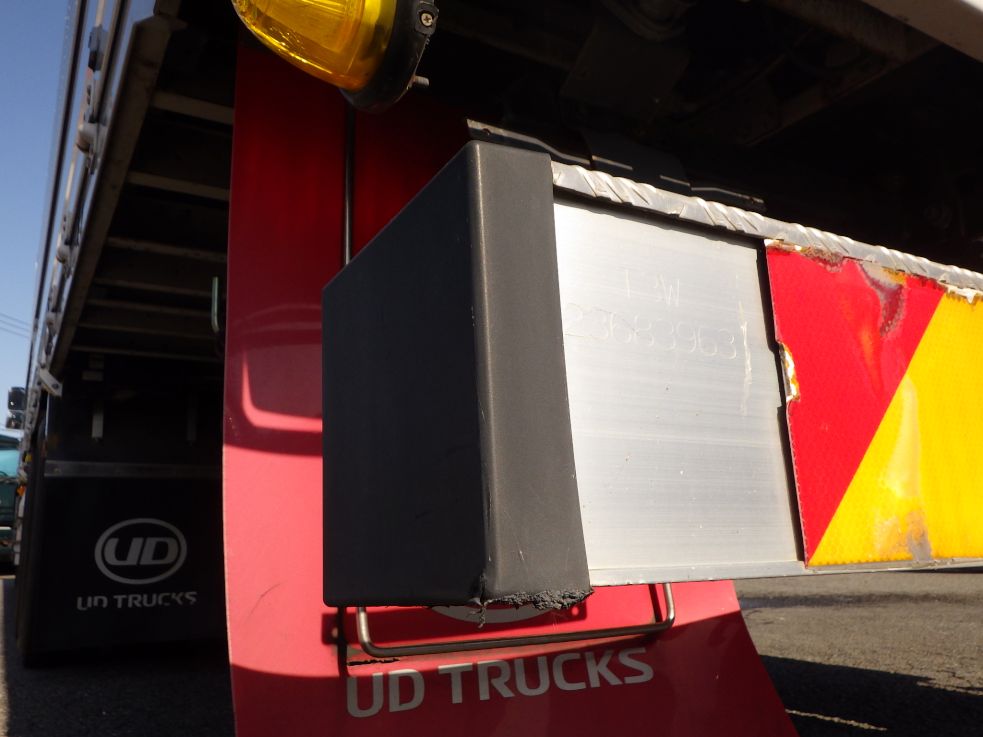 リヤバンパーの両サイドに削れがあります。|UDトラックス クオン 2PG-CD5CAの写真35