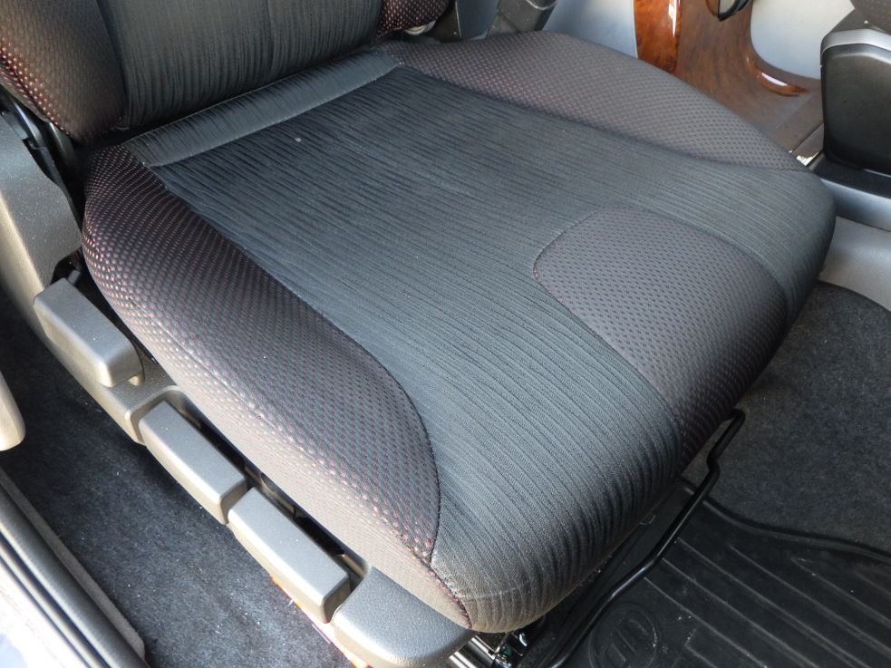 運転席座面にヘタリがあります。|UDトラックス クオン 2PG-CD5CAの写真36