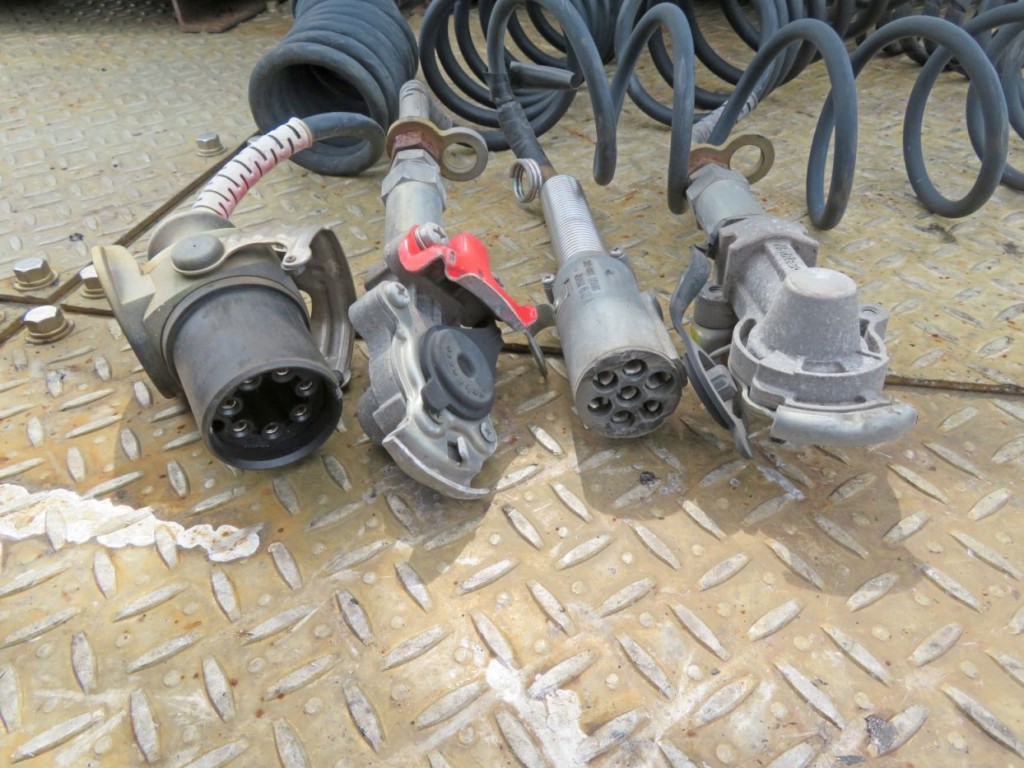 コネクターです。|いすゞ ギガ QDG-EXZ52AJの写真11