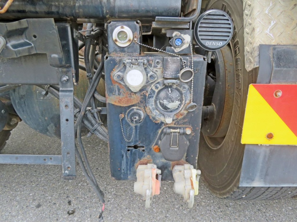 トレーラ用のコネクター差し込みです。（トラクタ後方に付いています）|いすゞ ギガ QDG-EXZ52AJの写真15