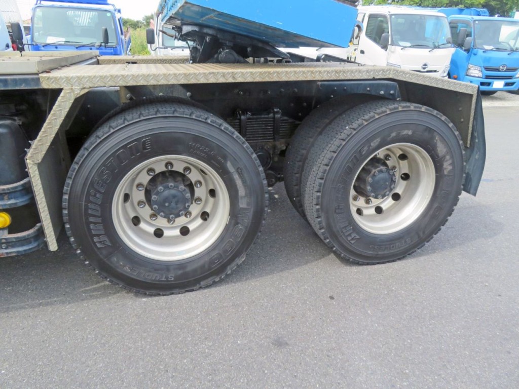 アルミホイールです。（リアフェンダーはアルミの縞板製です）|いすゞ ギガ QDG-EXZ52AJの写真23