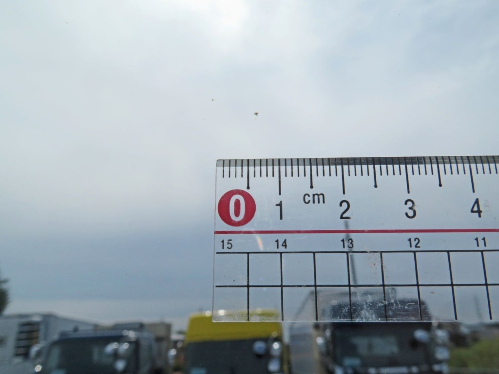 フロントガラスに小キズがあります。|いすゞ ギガ QDG-EXZ52AJの写真24