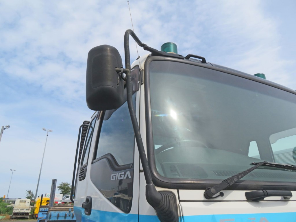 ミラーに細かいキズ、ミラーステーに軽いサビがあります。|いすゞ ギガ QDG-EXZ52AJの写真26