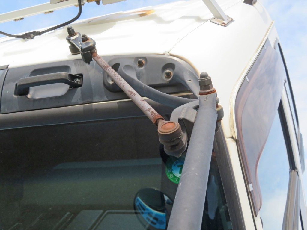 助手席側ミラーステー上部にサビがあります。|いすゞ ギガ QDG-EXZ52AJの写真27