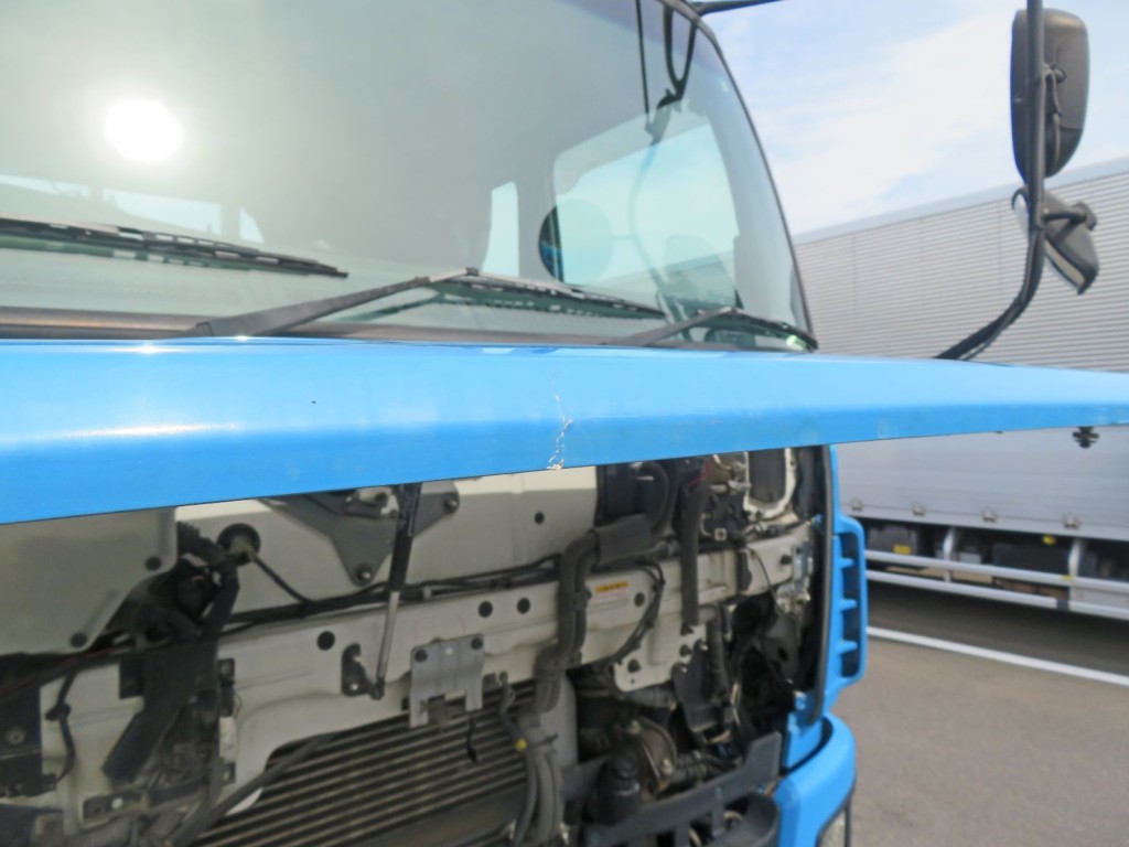 フロントパネル下部に割れがあります。|いすゞ ギガ QDG-EXZ52AJの写真30